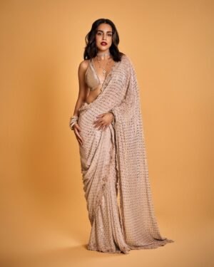 Naila Grrewal Instagram - Happy Diwali, amore mio 🧡🪔💫 

Styled by: @namrata.deepak_ 
Wearing: @dollyjstudio 
Jewellery: @koharbykanika 
Makeup: @danica_drego 
Hair: @snigdha_hairandmakeup 
Photographer: @thefirstclik 
.
.
.
.
.
.
.
#photooftheday #photography #diwali #ootd #saree #festive #monday #mood #nailagrrewal