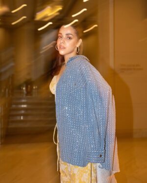 Naila Grrewal Instagram - Bolo? ✨ 

styled by: @namrata.deepak_
styling asst: @shareendeosthale 
wearing: @_otherlabel 
hmu: @danica_drego 
photography: @noblursbyshivam @dreamdraftfilms 
.
.
.
.
.
#photooftheday #photography #ishqvishkrebound #haze #ootd #caughtoffguard #rehmat #tuesday #mood #nailagrrewal