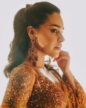 Naila Grrewal Instagram - Serving toasted caramel vibes with a side of frozen feet! 🍮🥶 
Classic Delhi winter wedding scenes! 🧚🏼‍♀️

Wearing: @mahimamahajanofficial @mahima9 
Styled by: @namrata.deepak_ 
Photos: @weddingflix.in @shiivamkashyap02 
.
.
.
.
.
.
#photooftheday #photography #wedding #ootd #saree #festive #tuesday #mood #nailagrrewal