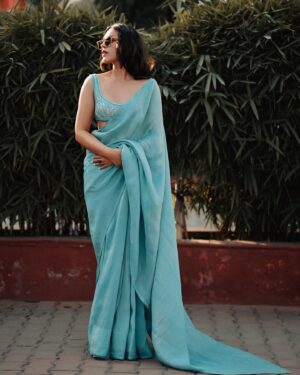 Naila Grrewal Instagram - Took my shawl off for a few minutes to take these 😅🩵✨

Wearing: @manishgharatofficial 
Styled by: @namrata.deepak_ 
Photos: @weddingflix.in