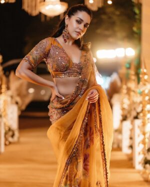 Naila Grrewal Instagram - Serving toasted caramel vibes with a side of frozen feet! 🍮🥶 
Classic Delhi winter wedding scenes! 🧚🏼‍♀️

Wearing: @mahimamahajanofficial @mahima9 
Styled by: @namrata.deepak_ 
Photos: @weddingflix.in @shiivamkashyap02 
.
.
.
.
.
.
#photooftheday #photography #wedding #ootd #saree #festive #tuesday #mood #nailagrrewal