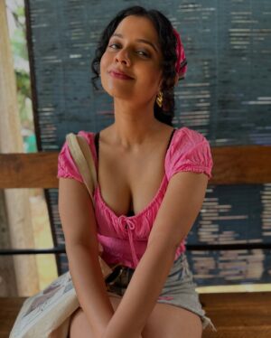 Namita Krishnamurthy Instagram - Barbie from Pondy (bazaar)

#aurovillepondicherry #newyear2025 #newyearvibes #vacaymode #barbiecoreaesthetic #outfitoftheday