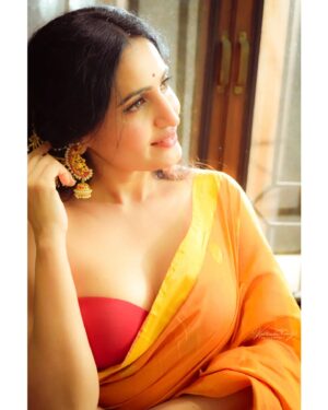Namrata Gaikwad Instagram - Fresh Morning Glows 

In frame with Flame @namrata.gaikwad 
@varunraajmore
@vsquareentertainment
Outfits & styled by @rohitmishracouture @styled_by_rohit 
Makeup & hairs @bhumika_pawar_makeover @raikarsandip 

#namratagaikwad #namratagaikwadviral #viral #reelvideo #reelit #reelsinstagram #reelinstagram #reelkarofeelkaro #reelsindia #reelsvideo #reels #reelitfeelit #reel #trending #trendingnow #traditional #trend #trendingreels #explorepage #explore #exploremore #feature #feedfeed #fyp #viral #marathi
