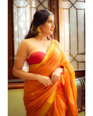 Namrata Gaikwad Instagram - Fresh Morning Glows 

In frame with Flame @namrata.gaikwad 
@varunraajmore
@vsquareentertainment
Outfits & styled by @rohitmishracouture @styled_by_rohit 
Makeup & hairs @bhumika_pawar_makeover @raikarsandip 

#namratagaikwad #namratagaikwadviral #viral #reelvideo #reelit #reelsinstagram #reelinstagram #reelkarofeelkaro #reelsindia #reelsvideo #reels #reelitfeelit #reel #trending #trendingnow #traditional #trend #trendingreels #explorepage #explore #exploremore #feature #feedfeed #fyp #viral #marathi