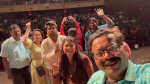 Namrata Sambherao Instagram - कालच्या पुण्यातल्या housefull शुभारंभानंतर आज 12 जानेवारी आपल्या ठाण्यात रात्री साडे 8 वाजता नक्की या थेट तुमच्या घरातून आमच्या घरात ❤️🙏प्रसाद खांडेकर सादर करीत आहे व्ही आर प्रोडक्शन प्रकाशित कोरे करकरीत नाटक,“थेट तुमच्या घरातून”प्रयोगासाठी संपर्क - 9867877651/ 9869438887तिकीट बुक करा इथे - https://bit.ly/ThetTumchyaGharatunOnlineTicket#ThetTumchyaGharatunनिर्मिती : प्रजाकार आणि सोहम प्रकाशक : व्ही आर प्रॉडक्शन कलाकार:  @prasadmkhandekarofficial @parabshivali @onkar_raut@bhakteedesai@namrata_rudraaj@shivalkarprathameshलेखक दिग्दर्शक:  प्रसाद महादेव खांडेकरनेपथ्य:  @sandesh.bendre.2संगीत : सुशील कांबळे प्रकाशयोजना : श्याम चव्हाण वेशभूषा: @poornima_oakनिर्माते :  प्रसाद खांडेकर, सचिन कदम सुत्रधार:  गोट्या सावंतसहाय्यक दिग्दर्शक :- निमिष कुलकर्णी