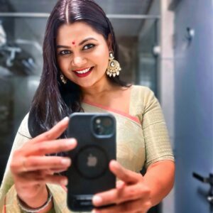 Namrata Sambherao Instagram - Beauty is eternity gazing at itself in a mirror.❤️
Saree by @rasikaachrekarawate ❤️
#beautiful #love #selfies #tradition #eventdiaries