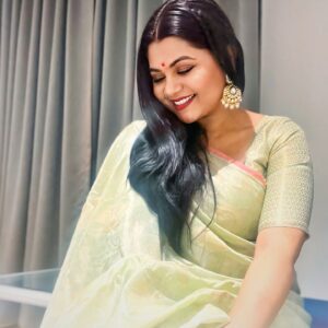 Namrata Sambherao Instagram - Beauty is eternity gazing at itself in a mirror.❤️
Saree by @rasikaachrekarawate ❤️
#beautiful #love #selfies #tradition #eventdiaries