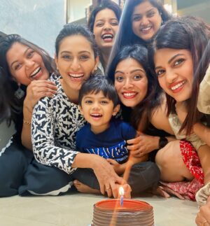 Namrata Sambherao Instagram - महाराष्ट्राचा सुपरस्टार girls reunion तब्बल 15 वर्षांनी ❤️🥳 
“Reconnecting with old friends is a beautiful reminder of where you’ve been and how far you’ve come.” 🌹❤️
#reunion #memories #life #bff #love #grattitude #proud #superstar #realityshow #nostalgia
