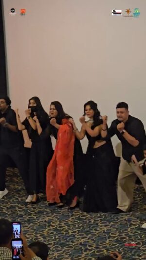 Namrata Sambherao Instagram - झिंगाट एनर्जी, भन्नाट स्टेप!🔥🔥
"Boom Boom Boom" च्या हुक स्टेपवर #Reel बनवा आणि आम्हाला #Tag करा! 🤩

गाणं रिलीज झालंय फक्त #PanoramaMusicMarathi YouTube Channel वर 

#SongOutNow
#ChikiChikiBooboomBoom 
#28Feb2025

२८ फेब्रुवारी २०२५ पासून तुमच्या जवळच्या चित्रपटगृहात!!

#TeaserOutNow
Link In Bio 🔗