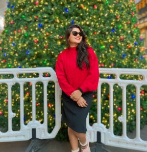 Namrata Sambherao Instagram - This Christmas, may you find the joy of giving, the happiness of sharing, and the warmth of love all around you. Merry Christmas ❤️🎄 
Pc: @vanitakharat19 🌹
#cristmas #tree #london #diaries #kingcross
