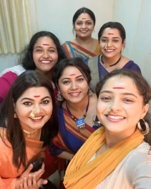 Namrata Sambherao Instagram - क्रांतिज्योती सावित्रीबाई फुले यांची आज जयंती…महिलांना आत्मसन्मान प्राप्त करून देणाऱ्या या तेजस्वी व्यक्तिमत्वाचरणी आमच्या हास्यजत्रेच्या टीमची मानवंदना …..