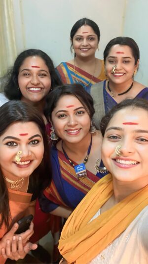 Namrata Sambherao Instagram - क्रांतीज्योती सावित्रीबाई फुले यांचा आज जन्मदिवस 🙏
तुझ्याकडं गाडी बंगला असो / नसो.. 
तुझ्याकडं पैसाअडका असो / नसो.. 
तुझ्याकडं भारीतले कपडे मोबाईल असो / नसो.. 
तुझं लग्नं झालेलं असो / नसो.. 
पण तुझ्या माथ्यावर आपल्या सावित्रीबाईंनी कोरलेली ज्ञानाची आस - आजन्म राहो.. 
ही चिरी कुणाच्या नावाची नाही.. 
ही तुझी आहे.. 
तुला  आत्मसन्मान शिकवणारी.. 🙏

सोनाली कुलकर्णी.
@sonalikul 🌹

  #सावित्रीउत्सव #savitribaiphulejayanti