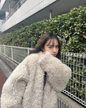 Nana Yamada Instagram - 最近ね、はまってるものがおおくって。

本は変わらずマイペースに読んでいて。

去年やり忘れたゆきこまの帽子作りたくって
最近、編み物をはじめまして。

カムカムエヴリバディ以降すっかりはまった
朝ドラの見てなかったスカーレット見初めて。
(まだ50話目くらい☺︎)

そして年に一度くるツムツム再開のときが
新年早々にきまして。

1日を無駄に過ごしてないと思ってるのに、
気付けばあっという間に夜になってる、、。

わたしは目覚ましかけなければ、
一生眠れてしまうタイプなのでここ4年くらいは
ラヴィットと共に起きるのを目標にしてるのだけど
最近は寒くて全然だめ、、。

8:00に起きて0:00に寝るのが
1番わたしの理想的な過ごし方なので
はやく元に戻せるようにがんばりたいと
いう気持ちだということを報告させてください☺︎

またあした♡