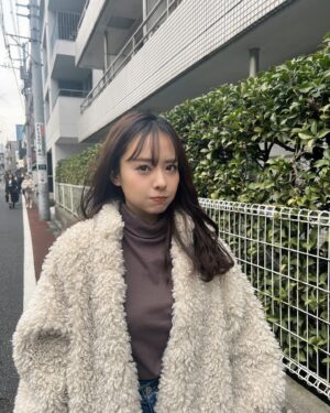 Nana Yamada Instagram - 最近ね、はまってるものがおおくって。

本は変わらずマイペースに読んでいて。

去年やり忘れたゆきこまの帽子作りたくって
最近、編み物をはじめまして。

カムカムエヴリバディ以降すっかりはまった
朝ドラの見てなかったスカーレット見初めて。
(まだ50話目くらい☺︎)

そして年に一度くるツムツム再開のときが
新年早々にきまして。

1日を無駄に過ごしてないと思ってるのに、
気付けばあっという間に夜になってる、、。

わたしは目覚ましかけなければ、
一生眠れてしまうタイプなのでここ4年くらいは
ラヴィットと共に起きるのを目標にしてるのだけど
最近は寒くて全然だめ、、。

8:00に起きて0:00に寝るのが
1番わたしの理想的な過ごし方なので
はやく元に戻せるようにがんばりたいと
いう気持ちだということを報告させてください☺︎

またあした♡