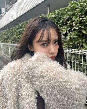 Nana Yamada Instagram - 最近ね、はまってるものがおおくって。

本は変わらずマイペースに読んでいて。

去年やり忘れたゆきこまの帽子作りたくって
最近、編み物をはじめまして。

カムカムエヴリバディ以降すっかりはまった
朝ドラの見てなかったスカーレット見初めて。
(まだ50話目くらい☺︎)

そして年に一度くるツムツム再開のときが
新年早々にきまして。

1日を無駄に過ごしてないと思ってるのに、
気付けばあっという間に夜になってる、、。

わたしは目覚ましかけなければ、
一生眠れてしまうタイプなのでここ4年くらいは
ラヴィットと共に起きるのを目標にしてるのだけど
最近は寒くて全然だめ、、。

8:00に起きて0:00に寝るのが
1番わたしの理想的な過ごし方なので
はやく元に戻せるようにがんばりたいと
いう気持ちだということを報告させてください☺︎

またあした♡