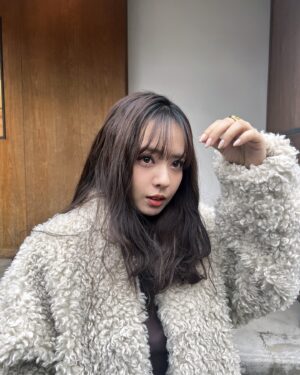 Nana Yamada Instagram - 最近ね、はまってるものがおおくって。

本は変わらずマイペースに読んでいて。

去年やり忘れたゆきこまの帽子作りたくって
最近、編み物をはじめまして。

カムカムエヴリバディ以降すっかりはまった
朝ドラの見てなかったスカーレット見初めて。
(まだ50話目くらい☺︎)

そして年に一度くるツムツム再開のときが
新年早々にきまして。

1日を無駄に過ごしてないと思ってるのに、
気付けばあっという間に夜になってる、、。

わたしは目覚ましかけなければ、
一生眠れてしまうタイプなのでここ4年くらいは
ラヴィットと共に起きるのを目標にしてるのだけど
最近は寒くて全然だめ、、。

8:00に起きて0:00に寝るのが
1番わたしの理想的な過ごし方なので
はやく元に戻せるようにがんばりたいと
いう気持ちだということを報告させてください☺︎

またあした♡