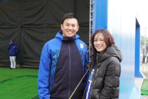 Nanase Aikawa Instagram - ベイスターズキャンプ2025❣️❣️
宜野湾での様子をお裾分けです😋

ブルペンにて大魔神佐々木さんと投球練習を見てたら、番長登場⚾️⚾️
その後、高城さんとパシャリ😆📸
貴重な、裕大くんの自転車後ろ姿w🚲

午後練習でやすあきが、わたしの投球練習に付き合ってくれました☺️ありがとうございます🥹
沢山、アドバイスもらい感謝です！！
5月3日にあるハイセンスディの始球式に向けて、また頑張ります😋⚾️
今度こそー😆

#ベイスターズキャンプ2025
#ハイセンス
#ノーバンチャレンジ
#2025
