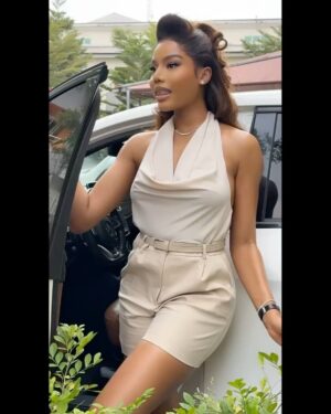 Nancy Isime Instagram - This slay is brought to you by Apple, courtesy @officialinigeria 🥰 

💇‍♀️: @mizwanneka 
💅: @basecoat.nailsng 
💄: @peaceibadin_mua