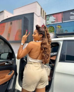 Nancy Isime Instagram - This slay is brought to you by Apple, courtesy @officialinigeria 🥰 

💇‍♀️: @mizwanneka 
💅: @basecoat.nailsng 
💄: @peaceibadin_mua