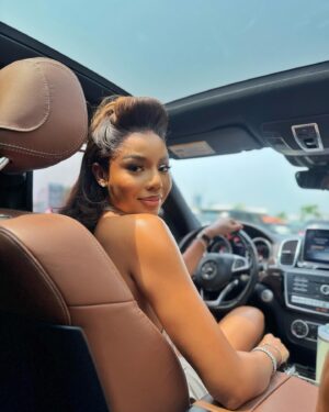 Nancy Isime Instagram - This slay is brought to you by Apple, courtesy @officialinigeria 🥰 

💇‍♀️: @mizwanneka 
💅: @basecoat.nailsng 
💄: @peaceibadin_mua