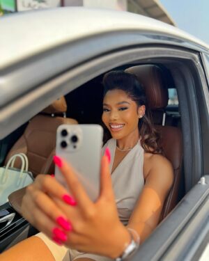 Nancy Isime Instagram - This slay is brought to you by Apple, courtesy @officialinigeria 🥰 

💇‍♀️: @mizwanneka 
💅: @basecoat.nailsng 
💄: @peaceibadin_mua