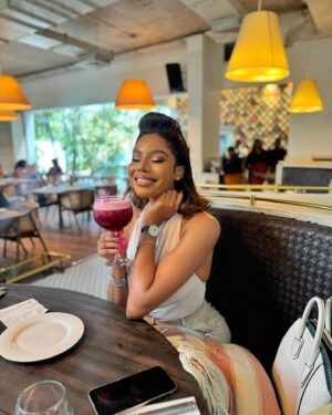 Nancy Isime Instagram - This slay is brought to you by Apple, courtesy @officialinigeria 🥰 

💇‍♀️: @mizwanneka 
💅: @basecoat.nailsng 
💄: @peaceibadin_mua