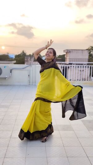 Nanditha Jennifer Instagram - Saami Naa Saami 💃🏻😍🙏🏻
.
.
Blouse stitched by @stitch_vyshnavee_sarath 
.
.
#telugutrending  #trendingsong #reels #instagram #reelsinstagram #trend  #saree #sungudisaree #beautiful #dance #expression #dance  #instagood #jenniferr252reels #insta #yellowandblack #decemberflowers #smile #sareelove #goingwiththetrend #thankyou #jesus #blessed