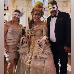 Nany People Instagram - Baile de Máscaras 2025
Pela @prismaeventos 

Mais uma Noite Inesquecível na minha Amada Poços de Caldas!!!

#Carnaval2025

Vestido 
#lipisng  @domingao 
Peruca  @andregoi
Mascara @bricole.embalagens