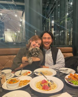 Naomi Lorraine Frank Instagram - .
.
エボを少しずつ都会に慣らしてます🐶

海にも川にも山にも釣りにも都会にも
いろーーーんなところに連れて行って、
いろーーーんな匂い嗅がせたい🐶❤️

写真もエボの目線もらえるように必死です🤱笑
.
.
#新しい家族#幸せ#ミニチュアシュナウザー#ミニチュアシュナウザー子犬 #miniatureschnauzer #保護犬