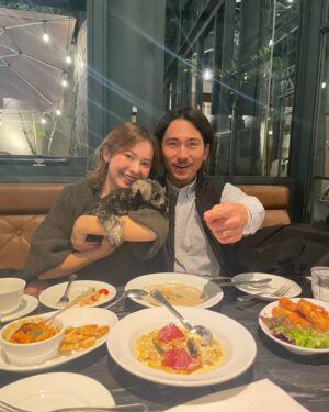 Naomi Lorraine Frank Instagram - .
.
エボを少しずつ都会に慣らしてます🐶

海にも川にも山にも釣りにも都会にも
いろーーーんなところに連れて行って、
いろーーーんな匂い嗅がせたい🐶❤️

写真もエボの目線もらえるように必死です🤱笑
.
.
#新しい家族#幸せ#ミニチュアシュナウザー#ミニチュアシュナウザー子犬 #miniatureschnauzer #保護犬