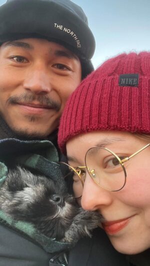 Naomi Lorraine Frank Instagram - .
.
あけましておめでとうございます⛩

例年通りの茨城にて初日の出。

待ち侘びたフランク家の新しい家族の形で
行ってきました🌅

フランク　エボくんです🐶

これから沢山の楽しいことを一緒に経験して行こうね🫶🏻
.
.
#あけましておめでとうございます #新年#happynewyear #保護犬#保護犬を家族に#ミニチュアシュナウザー#miniatureschnauzer