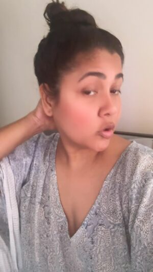 Narayani Shastri Instagram - I think Ive done this before ! Don’t remember 🤔
Shaayad meri bhoolne ki aadat😁