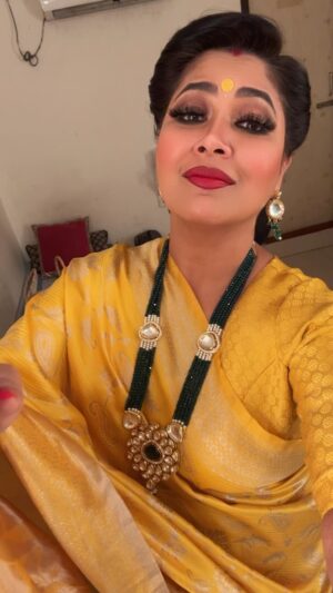 Narayani Shastri Instagram - Jab koi baat be gad jaaye…… ka unromantic version 🤌🏽