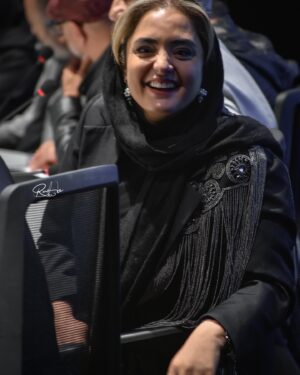 Narges Mohammadi Instagram - اکران فیلم دست تنها
ممنونم از طراح لباسم یلدای عزیزم برای طراحی این لباس زیبا 🌺♥️❤️ممنونم ازلیا  عزیزم