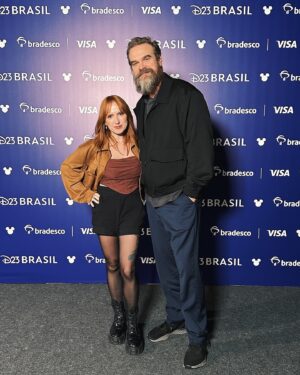 Natalia Kreuser Instagram - EU CONHECI O DAVID HARBOOOOOOUR!!!!!!!!!!! Eu tô completamente sem palavras, tô tão feliz por essa oportunidade, muito obrigada @disneybr 😍😭 #davidharbour #disney #thunderbolts #d23 #d23brasil