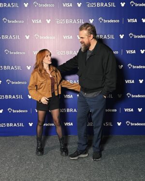 Natalia Kreuser Instagram - EU CONHECI O DAVID HARBOOOOOOUR!!!!!!!!!!! Eu tô completamente sem palavras, tô tão feliz por essa oportunidade, muito obrigada @disneybr 😍😭 #davidharbour #disney #thunderbolts #d23 #d23brasil