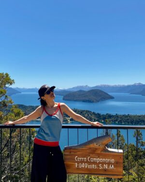 Natalia Maldini Instagram - Carrete de Bariloche con mi prima de los aires @claritarodriguez1385 🏔️ con mis remeras de @elseniorremeras ❤️‍🔥
La última foto me la saqué hace 17 años e hice una Remake 🐶 en el Campanario ✨ xq esa columna está cada vez más joven 💅🏼