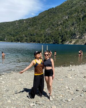 Natalia Maldini Instagram - Carrete de Bariloche con mi prima de los aires @claritarodriguez1385 🏔️ con mis remeras de @elseniorremeras ❤️‍🔥
La última foto me la saqué hace 17 años e hice una Remake 🐶 en el Campanario ✨ xq esa columna está cada vez más joven 💅🏼