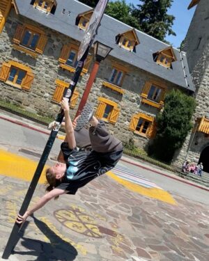 Natalia Maldini Instagram - Carrete de Bariloche con mi prima de los aires @claritarodriguez1385 🏔️ con mis remeras de @elseniorremeras ❤️‍🔥
La última foto me la saqué hace 17 años e hice una Remake 🐶 en el Campanario ✨ xq esa columna está cada vez más joven 💅🏼