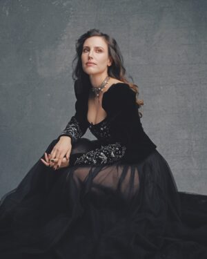 Natalia de Molina Instagram - “Fue algo muy de piel. Es un personaje con un arco emocional y una complejidad enormes, lo que me atraía a la par que me daba miedo. Los momentos de danza en la película son muy importantes, es un vehículo muy potente para expresar el estado en el que se encuentra y llegué a obsesionarme mucho con esto. Trabajé muy duro. Blanca empezó a habitar en mí desde el primer día que puse un pie en las clases de danza. Más adelante, durante los ensayos con el director, junto a las visitas a los centros que nos ayudaron (Hipócrates y Al-Anon), fui construyendo todo lo demás.”   en @marieclaire_es @dior Enero’25 
#DesmontandoUnElefante