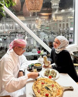 Natalie Sarah Instagram - MashaAllah Tabarakallah 💜 With Belahan Jiwaku dan Kesayangan2 😘 
-
#masyaallahtabarakallah #mekah #mecca #umroh #family #love #dinner #allahummashollialasayyidinamuhammadwaalaalisayyidinamuhammad