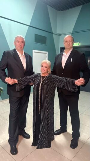 Nataliya Gulkina Instagram - Последнее время мне везет на высоких людей))) не так давно я выставляла уже фото с одним артистом , и вот снова два гиганта!!! В этот раз это охранники на концерте 🎄❄️☃️🎉🎉🎉🎉🎉🎉