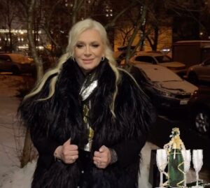 Nataliya Gulkina Instagram - Всем счастья в наступающем году!!!
Мирного неба! Добра и любви!!! Здравствуй 2025🎉🎉🎉🎄❄️🩵