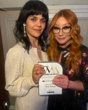Natasha Khan Instagram - Congratulations @toriamos ❤️ so well deserved and thank you to Women In Music Awards for inviting me! #MWWIM @musicweekinsta