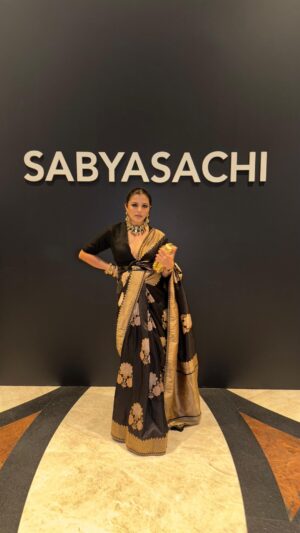 Natasha Luthra Instagram - Wore this gorgeous @sabyasachiofficial saree to celebrate the iconic 25 years ✨ 🖤 25.01.25 
Thank you for having me @manav_angelo_kashyap @pareinathapar 
@longformgram 

Belt @sabyasachiofficial 
Jewelry @hmdiwanjewellers @nayaabcoatwala 
Bag @newbottega 

#25YearsOfSabyasachi #Sabyasachi #TheWorldOfSabyasachi