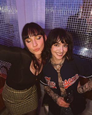 Nathalie Odzierejko Instagram - 40 ans et plus heureuse que jamais. Merci à mes ami.es de m’avoir organisé ce dîner surprise, j’ai beaucoup de chance de vous avoir✨ et merci à vous pour tout vos messages d’anniversaire 💕