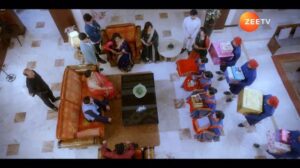 Nausheen Ali Sardar Instagram - Vasu ne aakhirkaar keh di apne mann ki baat, ab yeh sunkar kya hoga Chandrika ka jawaab? Dekhiye #Vasudha, har roz, raat 10:00 baje, sirf #ZeeTV par.

#Promo
@iampriyathakurr 
@nausheenalisardar 
@abhishekly