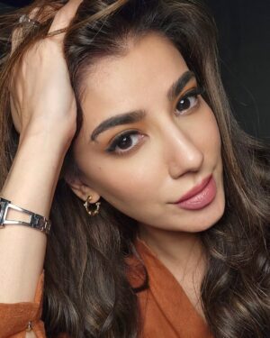 Naveen Waqar Instagram - When the light is right ✨️
.
.
.
.
#navinwaqar ##workmode