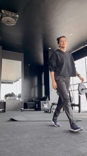 Naveen Waqar Instagram - Me: my stamina is finally better!
What my trainer hears: this be easy…you’re going soft bruhh 
@ammadqadir 
.
.
.
#navinwaqar #workout #fitness #gymlife