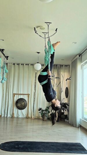 Naveen Waqar Instagram - How I reboot my system 🤸‍♂️
.
@yogaliftstudio
.
.
.
#aerialyoga #navinwaqar #weekendvibes